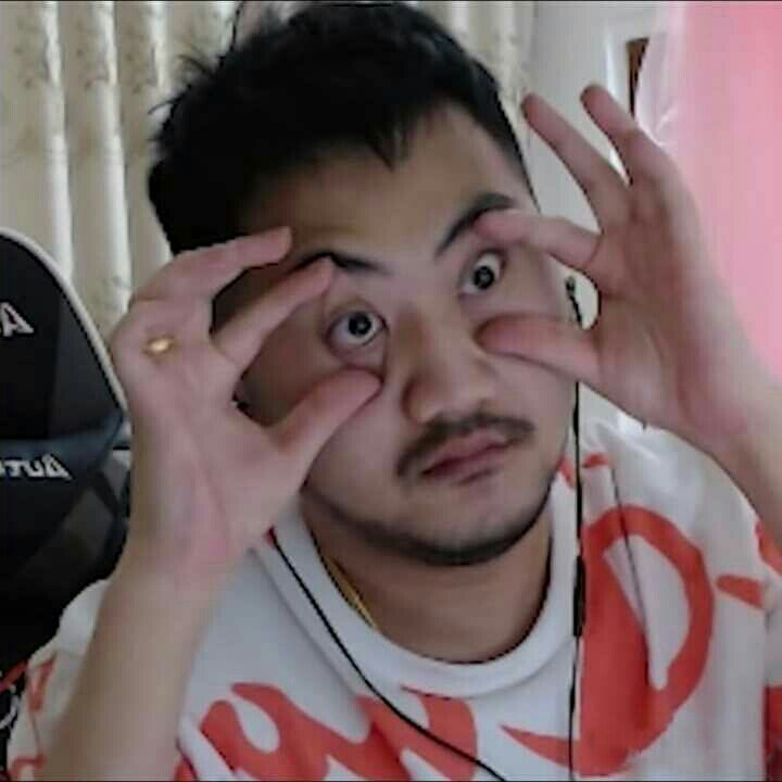 在铁闸面前